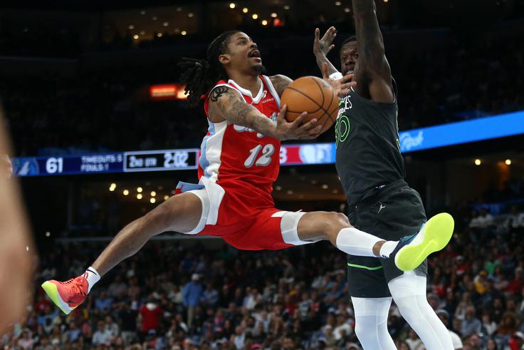 Ja Morant si je pred nekaj dnevi domislil novo proslavljanje trojk z oponašanjem metanja bombe. | Foto: Reuters