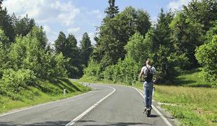 Noro, koga smo dohiteli: s skirojem po "regionalki", hitrost tudi prek 60 km/h #video