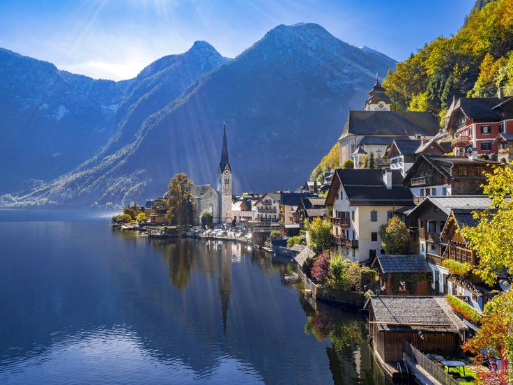 Velik del vzhodne Avstrije so v zgodnjem srednjem veku poselili Slovani. Tako na zahodu kot vzhodu Avstrije pa so v železni dobi živeli Kelti. Na fotografiji: kraj Hallstatt, ki je dal ime keltski halštatski kulturi. Hallstatt leži zahodno od območja Avstrije, ki so ga poselili Slovani. | Foto: Guliverimage