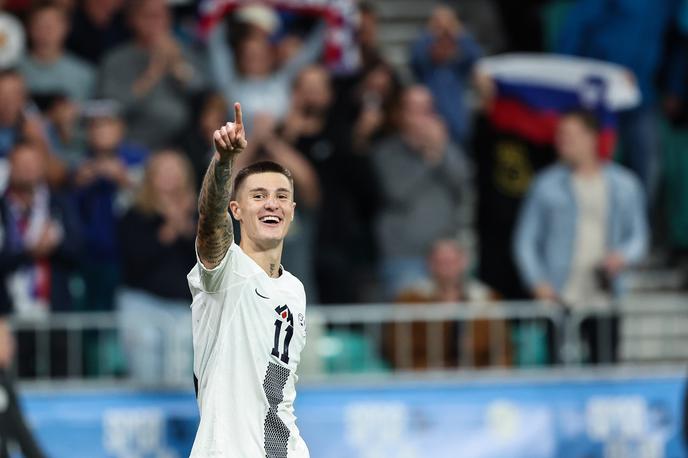 Benjamin Šeško | Benjamin Šeško je pri 21 letih dočakal prvi reprezentančni hat-trick, s katerim je število doseženih zadetkov povečal na 15. Na večni lestvici slovenskega nogometa zaseda že peto mesto! | Foto www.alesfevzer.com