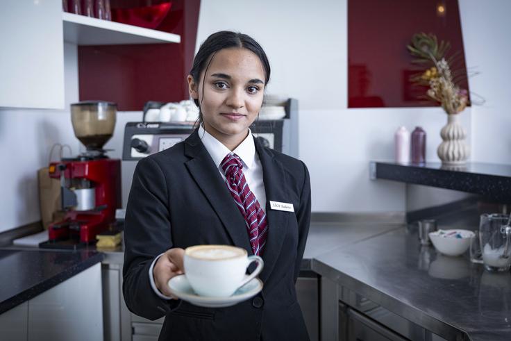 CPI, poklici, strežba, Nina Horvat Nina Horvat je zmagovalka SloveniaSkills, smer Strežba | Foto: Ana Kovač