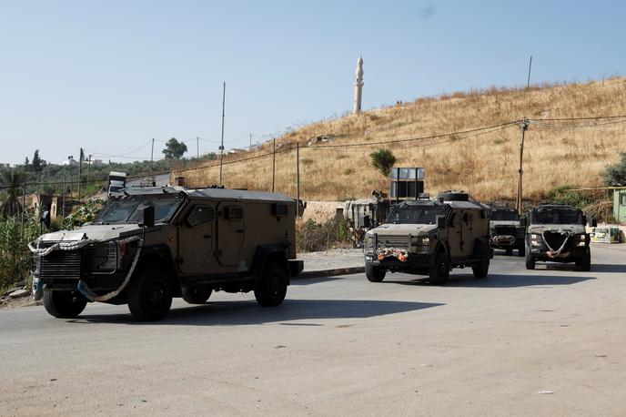Zahodni breg | Kot navaja katarska televizija Al Jazeera, so okupacijske sile izvedle številne racije na Zahodnem bregu, kjer so v ločenih incidentih ubile dva Palestinca. Pred umikom so vojaki tudi pridržali več ljudi. | Foto Reuters