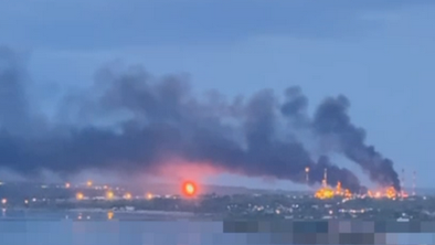 Ukrajinci z droni nad rusko regijo Saratov, gori refinerija