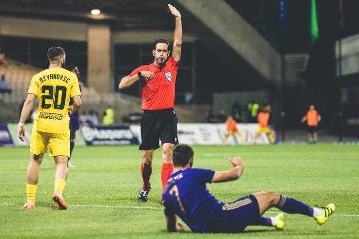 Rumeni karton za simuliranje | Foto: Grega Valančič/Sportida