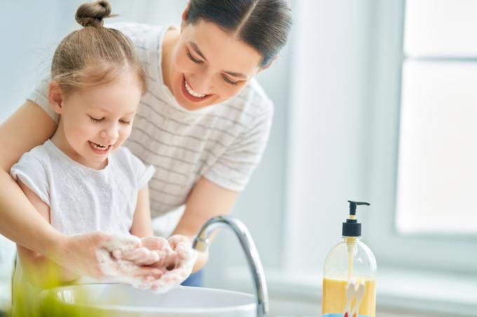 Otrok, starš, higiena, umivanje rok | Foto: Getty Images