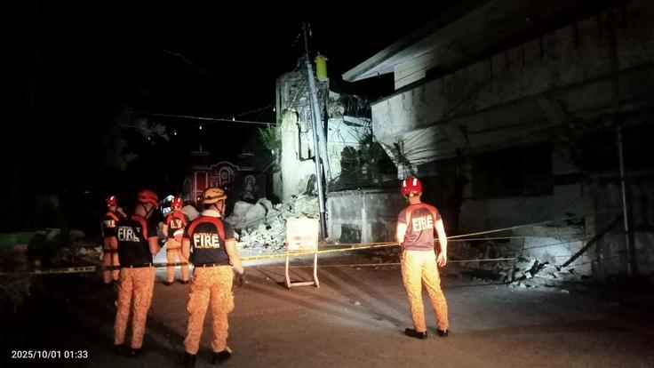 Območje je kasneje streslo še več sto popotresnih sunkov.  | Foto: Reuters