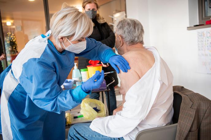 Cepljenje covid-19 | V Sloveniji se je cepljenje proti covid-19 začelo 27. decembra pravkar končanega leta 2020. | Foto STA