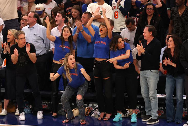 Zvezdniška prva vrsta ob košarkarskem igrišču v ekstazi (od leve proti desni) filmski igralec Ben Stiller, glasbenica in igralka Alana Haim, glasbenica Este Haim, popzvezdnica Taylor Swift in igralka Mariska Hargitay. | Foto: Reuters