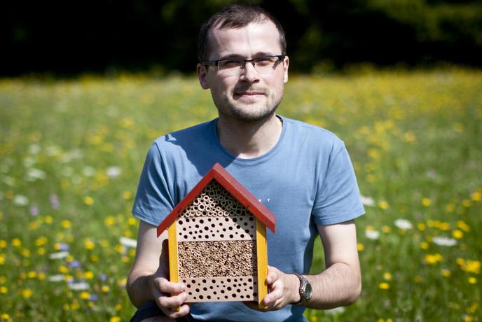 Gnezdilnice za tiste, ki jih zanima svet čebel, pa ne morejo biti čebelarji