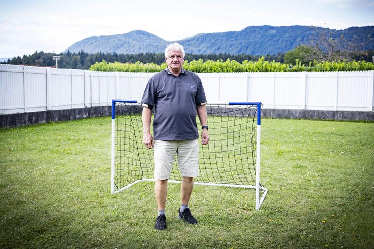 Bojan Prašnikar na družinskem nogometnem igrišču v Šmartnem ob Paki v zadnjem času največkrat prenaša znanje na petletnega vnuka. | Foto: Ana Kovač