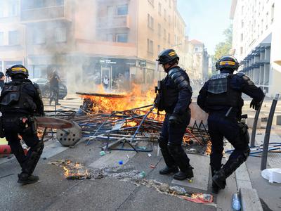 Brutalni spopadi med protestniki in policijo, požganih že 24 šol: dijakom so se pridružili tudi drugi