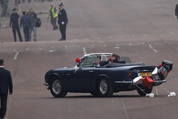 Prve kilometre na svoji skupni poti sta takoj po kraljevi poroki v izjemnem modelu aston martin DB6 mark2 naredila tudi princ William in njegova žena Catherine Middleton, vojvodinja Cambriška.  | Foto: Reuters