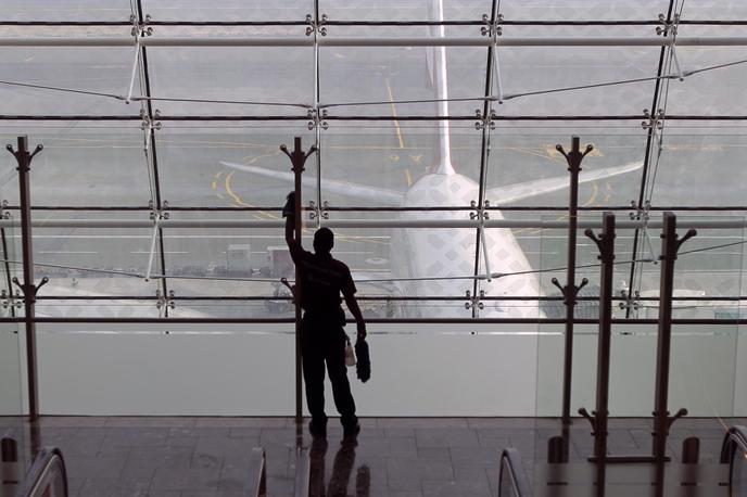 Doha letališče prazno | Slovenka v Dohi prosi za anonimnost. Kot je povedala v pogovoru, je letalo iz Dohe že vzletelo, nato pa zaradi zaprtja zračnega prostora krožilo in zaradi pomanjkanja goriva moralo pristati. Zdaj je ujeta v glavnem mestu Katarja. Pred napadi se skriva v hotelu.  | Foto Guliverimage