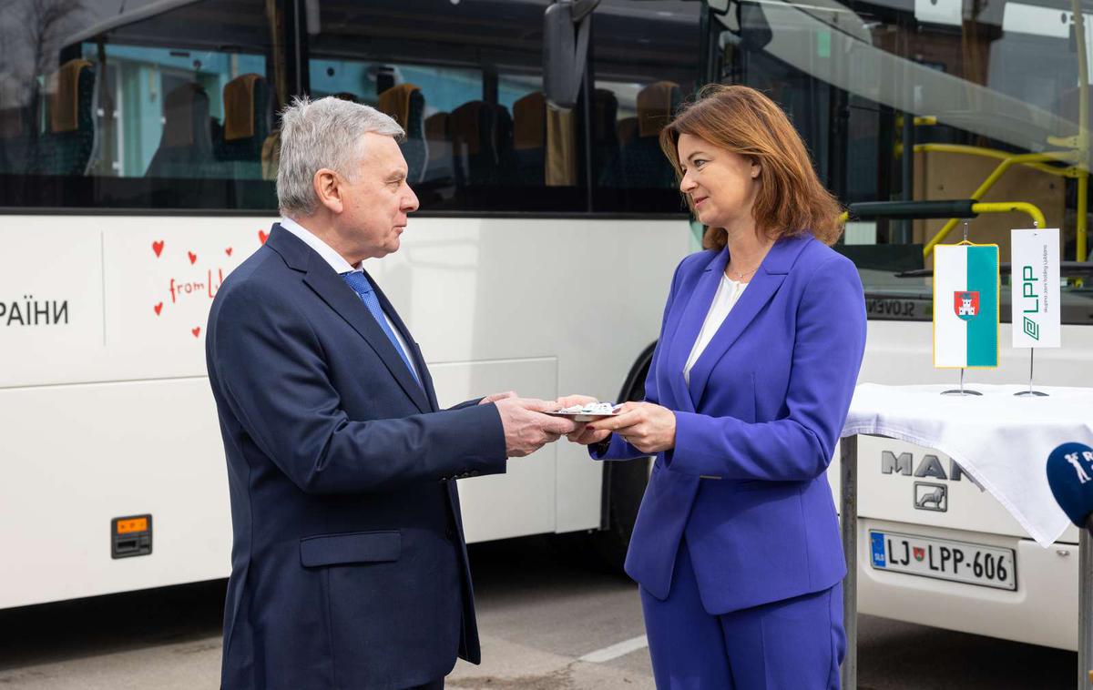 Andrij Taran, Tanja Fajon | Z avtobusom bodo prevažali ukrajinske šolarje. | Foto STA