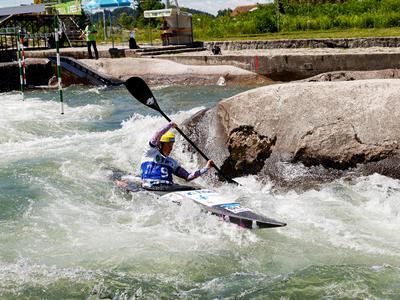 Skozi šivankino uho v finale, nato pa prva zmaga za Evo Alino Hočevar