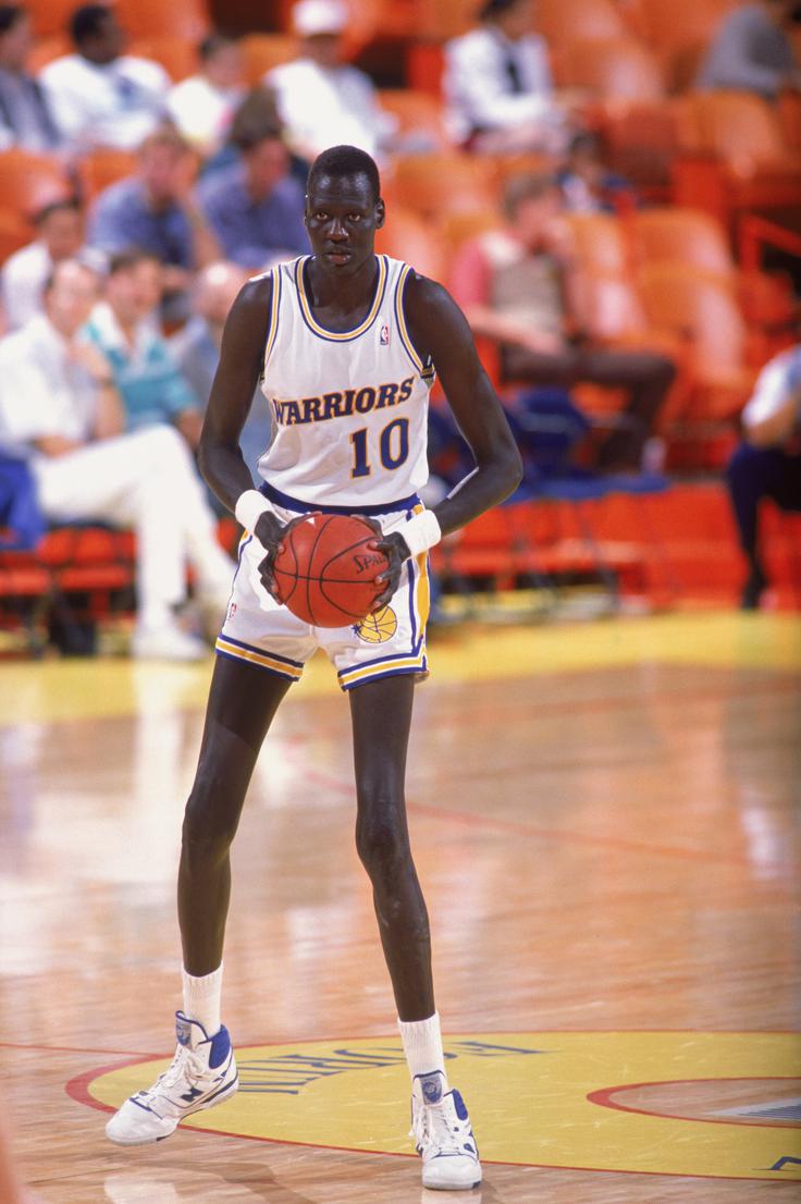Manute Bol Kljub 231 centimetrom ni nikoli presegel sto kilogramov. | Foto: Getty Images
