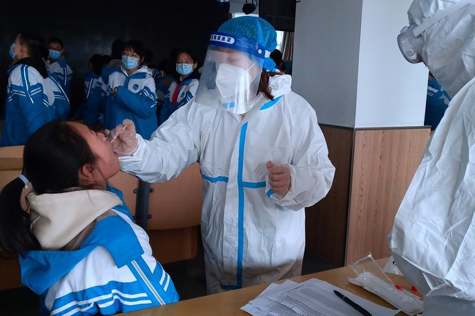 Kitajska | V mestu Čangčun na severovzhodu Kitajske so v petek uvedli popolno zaprtje, potem ko so tam odkrili več sto okužb z novim koronavirusom.  | Foto Reuters