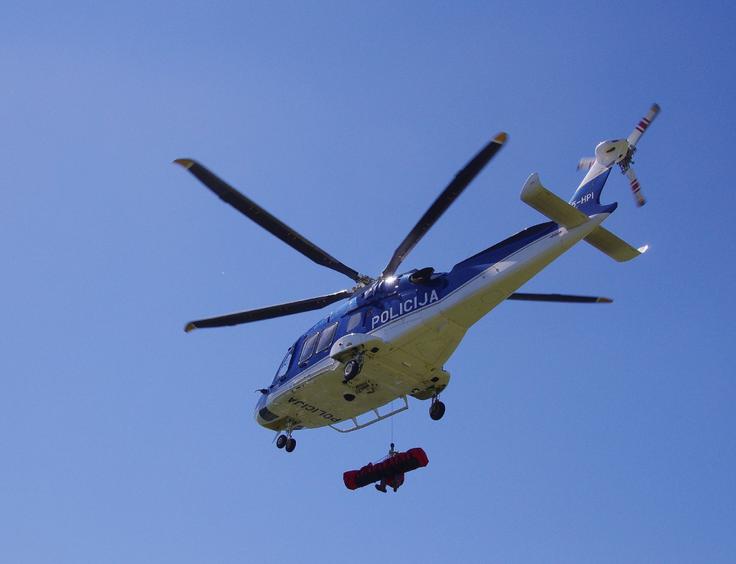Ponesrečenca so s policijskim helikopterjem prepeljali na letališče v Bovcu.  | Foto: PU Nova Gorica