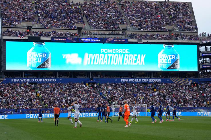 SP 2026 so zaznamovali tudi triminutni premori za osvežitev, ki predstavljajo novost. Evropska nogometna zveza (Uefa) je že sporočila, da to pravilo ob ugodnih (znosnih) vremenskih razmerah ne bo veljalo na tekmah pod njenim okriljem. | Foto: Guliverimage