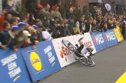 Zakaj je Pogačarjev pomočnik pristal v ograjah? Mezgec ima odgovor.