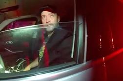 V javnost prišel video aretacije slavnega pevca, žena ni zadovoljna