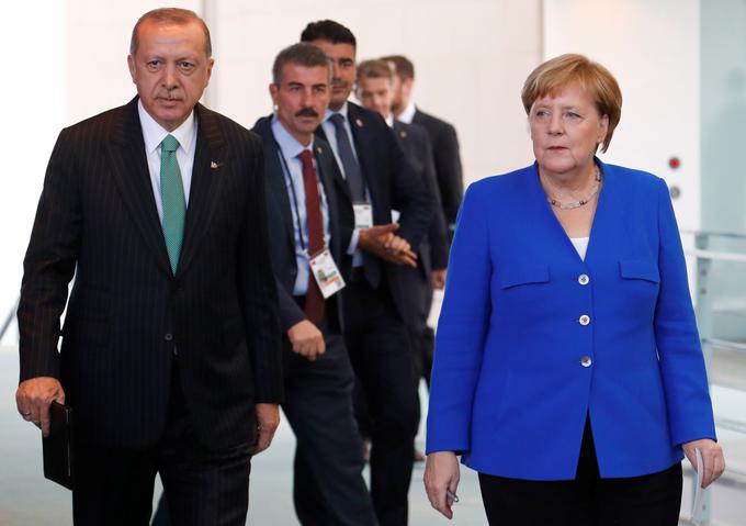 Erdogan je izrazil željo po okrepitvi ekonomskega sodelovanja z Nemčijo, kanclerka Merklova pa je Turčijo pozvala k hitri razrešitvi primerov pridržanih nemških državljanov. | Foto: Reuters