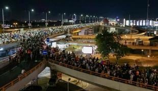 Na ulicah Beograda več deset tisoč protestnikov: blokirali so avtocesto in železnico #foto