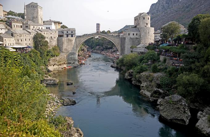 Enodnevni izlet v Mostar (na fotografiji) za enodnevne izletnike iz Dubrovnika lahko zdaj pomeni do 12 "skeniranj" osebnih dokumentov. | Foto: Reuters
