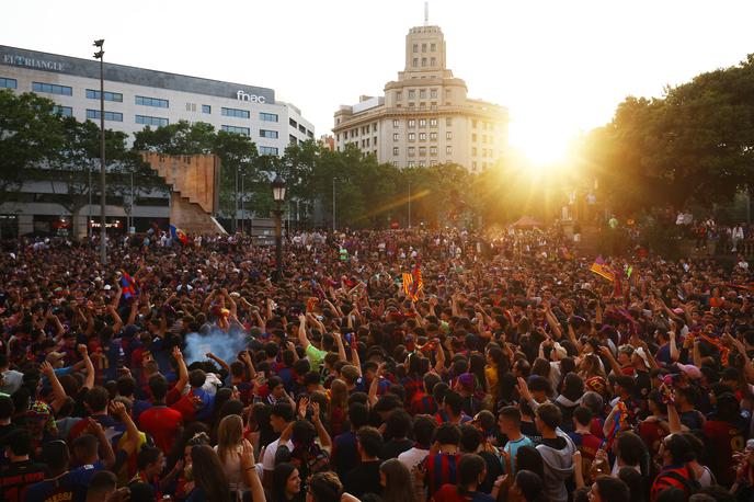 Barcelona parada | Množica navijačev na šampionski paradi v Barceloni. Več poglejte v spodnjem videu. | Foto Reuters