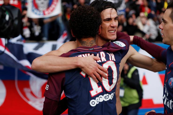 Edinson Cavani se bo moral v prihodnjih mesecih v napadu PSG znajti brez Brazilca. | Foto: Reuters