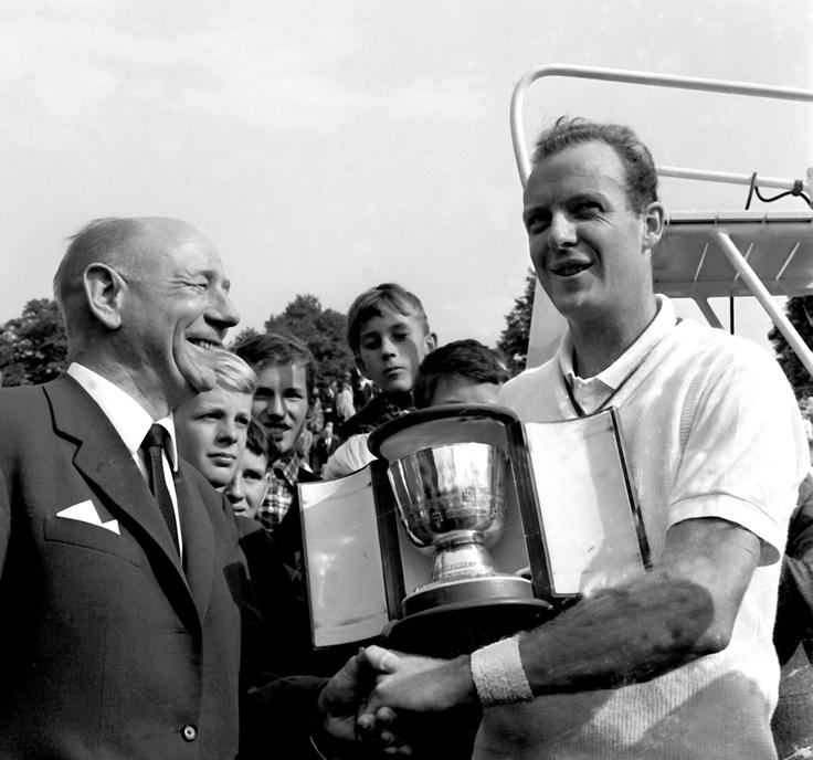 V 87. letu starosti je 5. marca 2025 umrl legendarni avstralski teniški igralec Fred Stolle, zmagovalec dveh posamičnih turnirjev za grand slam v Parizu 1965 in New Yorku 1966. Na največjih turnirjih je osvojil še deset naslovov v moških ter sedem v mešanih dvojicah. | Foto: Guliverimage