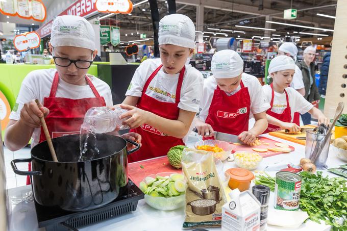 Enajst osnovnošolskih ekip iz vse Slovenije je pod okriljem projekta Kuhnapato, ki ga Spar Slovenija podpira že devet let, ustvarjalo tradicionalne jedi na žlico. | Foto: Spar