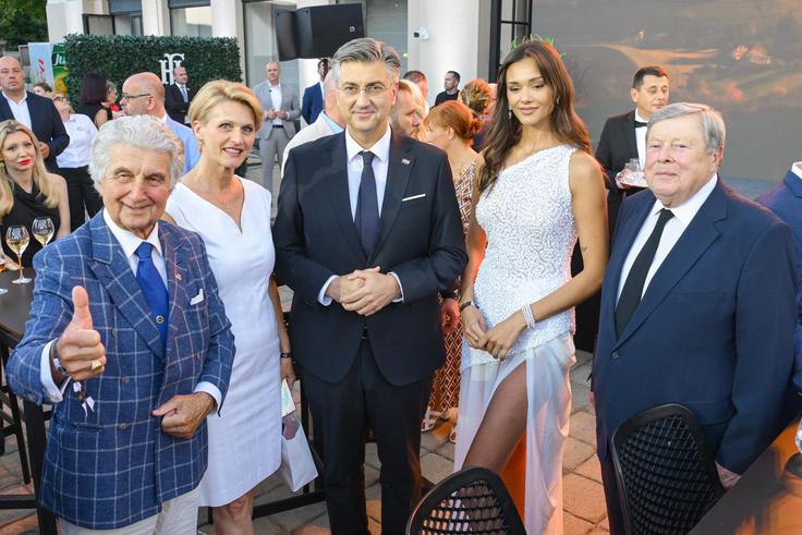V družbi Vladimirja Kraljevića, Andreja Plenkovića in hrvaške Miss Universe | Foto: Neva Zganec/PIXSELL