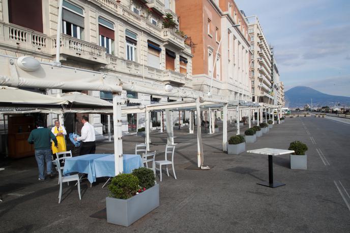 Prazne ulice v Italiji | Tudi v Rimu so prepričani, da bi mobilna aplikacija omogočila večje sproščanje omejevalnih ukrepov, ki so izpraznili italijanske ulice. | Foto Reuters