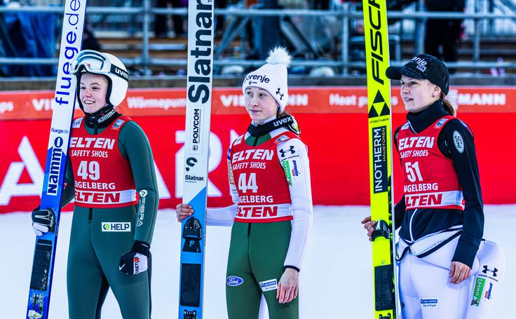 smučarski skoki, Nika Prevc zmaga, Ema Klinec druga Sredi decembra so se skakalke preselile v Engelberg, kjer je bila Prevčeva na prvi tekmi na veliki skakalnici sedma, dan zatem, 16. decembra 2023, pa je skočila do svoje prve zmage v svetovnem pokalu. Za dvojno slovensko zmago je z drugim mestom poskrbela Ema Klinec. | Foto: Guliverimage