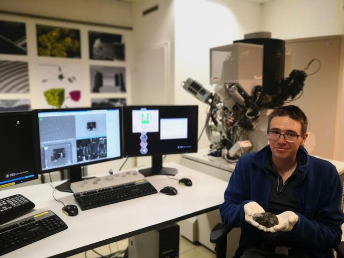 Bojan Ambrožič  z drugim najdenim kosom v laboratoriju CO Nanocenter | Foto: Bojan Ambrožič, CO Nanocenter / Institut "Jožef Stefan"
