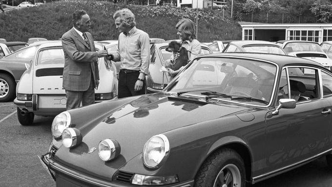 Uli Hoeneß je iz rok Haralda Wagnerja leta 1973 prevzel ključe svojega 911 carrera RS 2.7 coupe. | Foto: Porsche