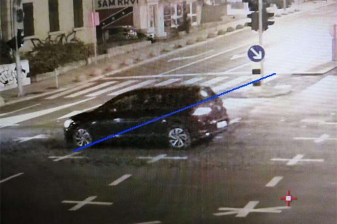 Hrvaška Split | Med rutinskim nadzorom je policist hotel zaustaviti vozilo, a je neznani voznik zatem trčil v drugega policista in odpeljal. | Foto Hina/STA