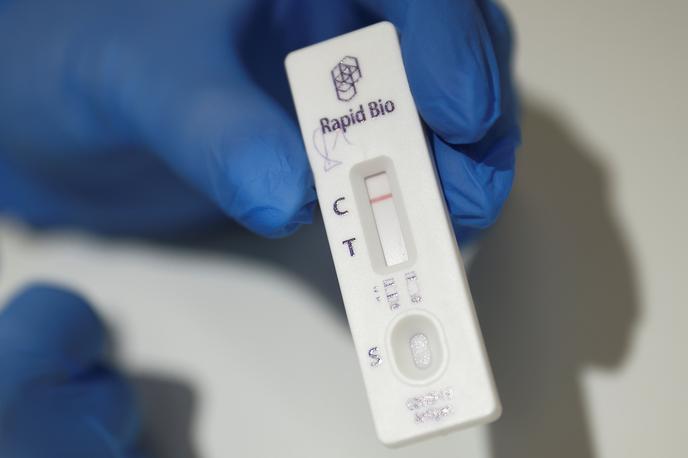 hitri test covid-19 | V ponedeljek so potrdili 1.988 okužb z novim koronavirusom. | Foto Reuters