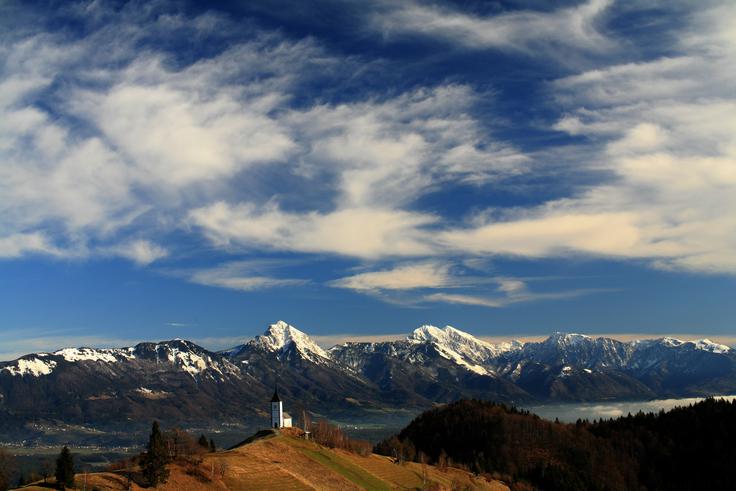 Cerkev sv. Primoža in sv. Felicijana nad krajem Besnica pri Kranju spada med največkrat fotografirane motive Slovenije. (Foto: Mirko Kunšič, vir: www.slovenia.info) | Foto: Mirko Kunšič
