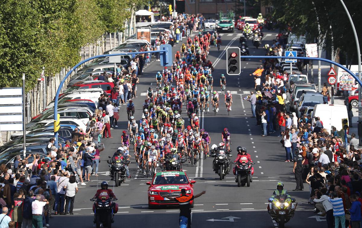 Vuelta 2019 Pogačar Roglič | Organizatorji letošnje dirke po Španiji so v izjavi za javnost sporočili, da zaradi novega koronavirusa in zagotavljanja varnosti kolesarjev ter vseh vpletenih dve etapi ne bosta potekali po portugalskih cestah. | Foto Unipublic/Photogomez Sport