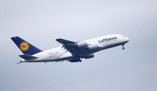 Airbus razmišlja o ožjih sedežih v ekonomskem razredu letala A380