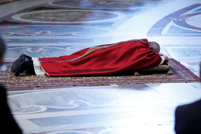 Papež Frančišek | Papež se je ob začetku obredja velikega petka ulegel na tla in nekaj minut molil. | Foto Reuters