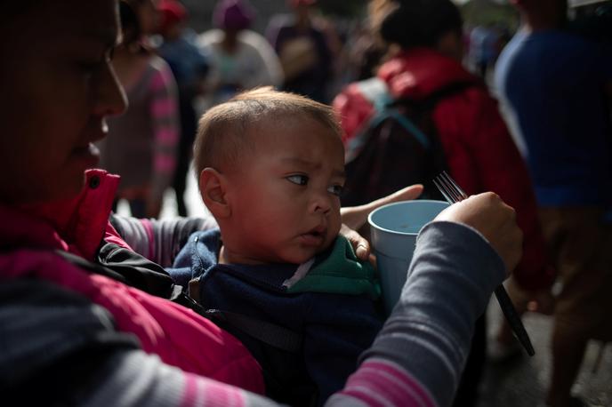 migranti, Mehika, ZDA | Migranti iz Srednje Amerike, ki v ZDA prosijo za azil, trdijo, da so jim v domovini ogrožena življenje. Ženske bežijo skupaj z otroci pred nasiljem v družini, moški pred nasiljem tolp, vsi skupaj pa pred skorumpiranimi vladami in tolpami. | Foto Reuters