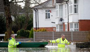 V Veliki Britaniji odpravljajo posledice nevihte Dennis #video