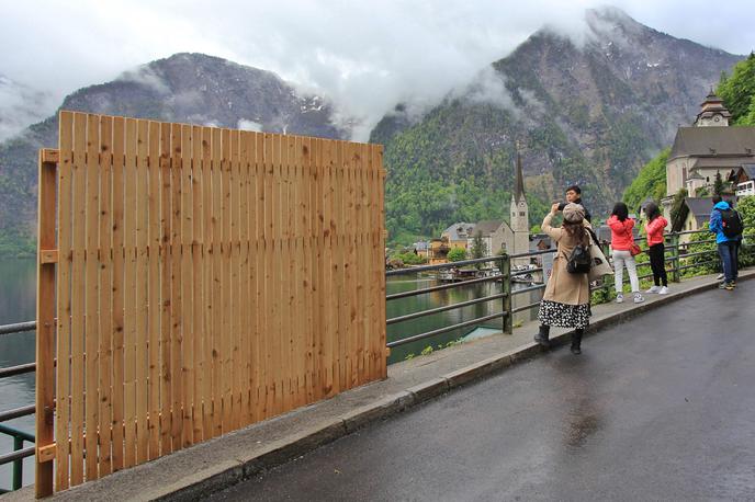 Hallstatt, Avstrija | Zaradi velikega navala turistov na enem mestu se je župan Hallstatta odločil postaviti lesen zid, s katerim je želel preprečiti fotografiranje. | Foto Profimedia