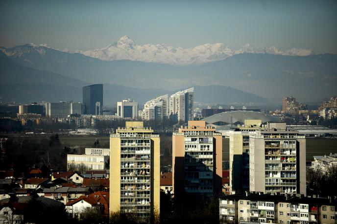 Stanovanjski bloki | Trenutno nove najemnike išče več kot 60 garsonjer v Ljubljani. Za najdražjo garsonjero lastnik pričakuje kar 900 evrov vsak mesec (v ceno so sicer všteti tudi vsi stroški), garsonjera pa je velika 27 kvadratnih metrov. Povprečna najemnina za garsonjero v Ljubljani, glede na oglase, sicer znaša 473 evrov. | Foto STA