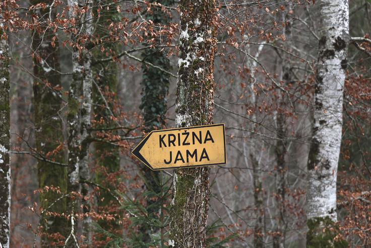 Ujeta skupina je v delu jame, imenovanem Križna gora, ki je več kot 2400 metrov od vhoda v jamo. | Foto: Ana Kovač