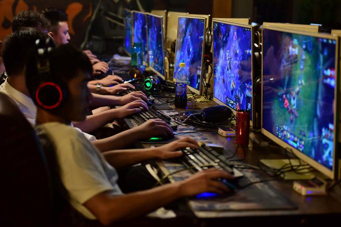 Kitajci so v videoigre dobesedno zaljubljeni. Tamkajšnji trg predstavlja približno četrtino svetovnega in je po prihodkih leta 2018 že presegel ameriškega, ki sicer velja za najpomembnejšo gonilno silo industrije videoiger.  | Foto: Reuters