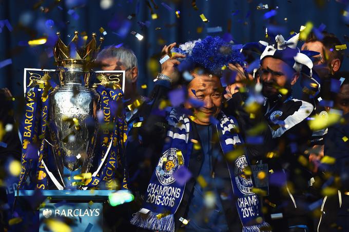 Vichai Srivaddhanaprabha je pred dvema letoma z Leicesterjem osvojil naslov najboljših v angleški ligi. | Foto: Getty Images